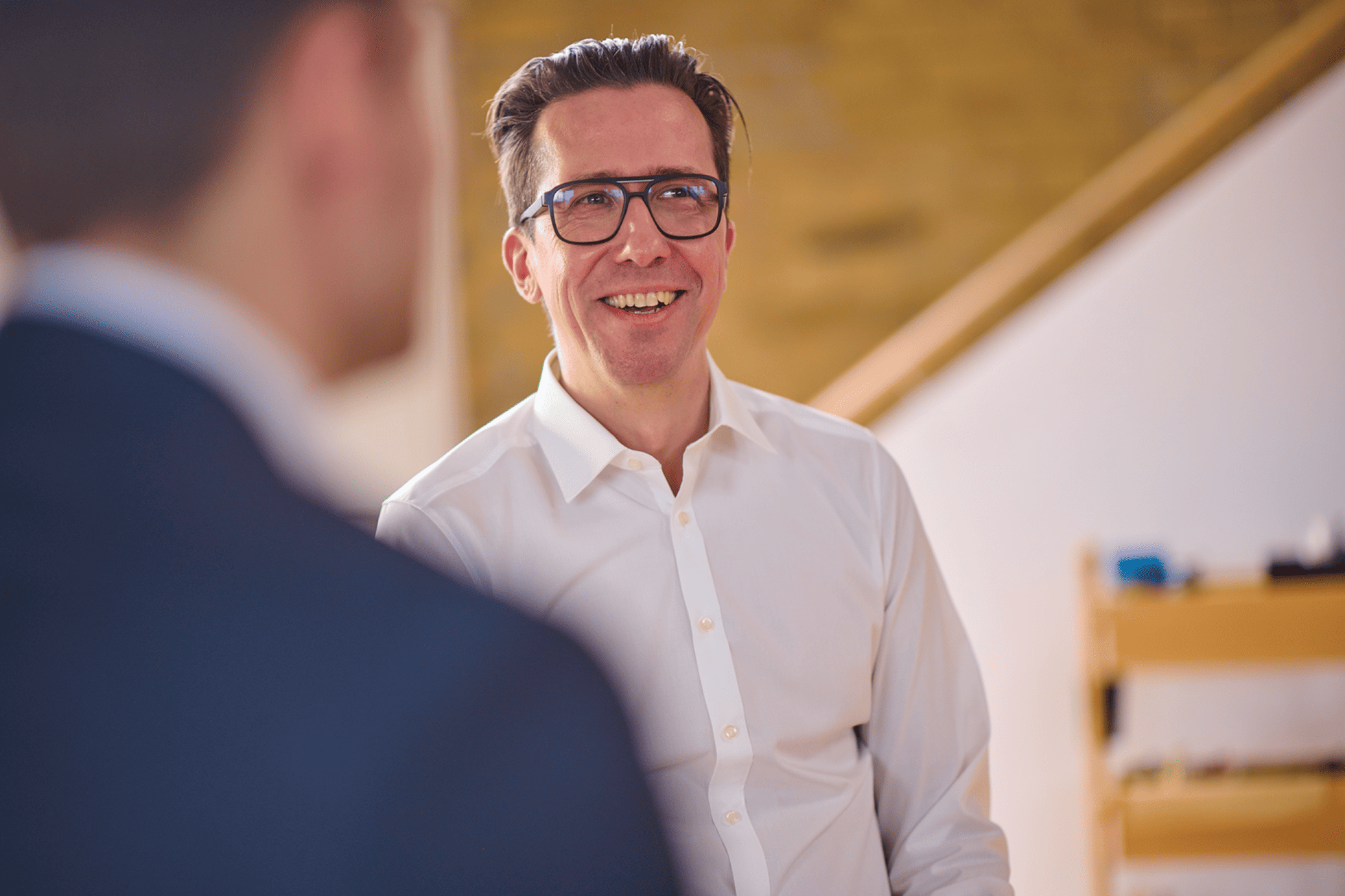 Führungskräftetrainer Sven Rehmer von REHMERtraining in einem Inhouse Führungskräfte Training für starke Führung.